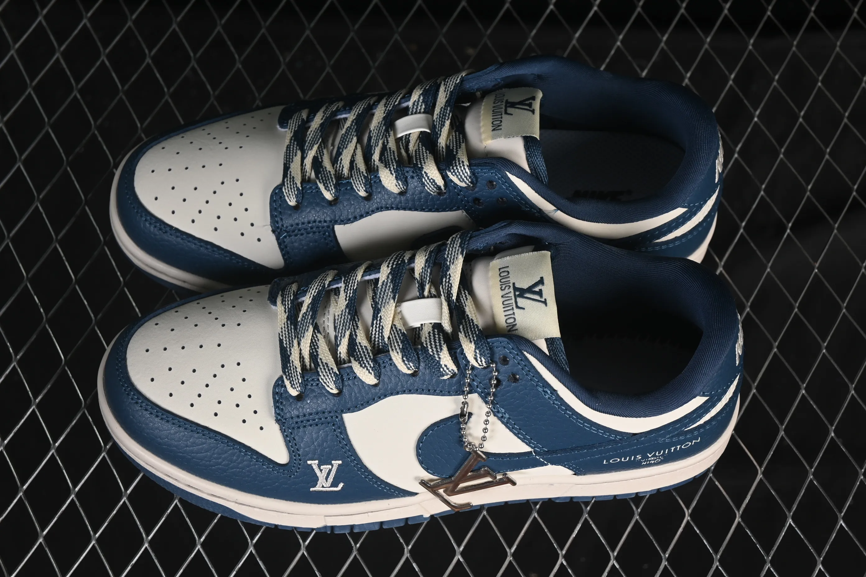All categories Nk SB Dunk Series Nk SB Dunk Low High-end customized low-top sneakers Nike SB Dunk Low LV co-branded milk gray dark blue high-end customized low-top casual sneakers SC0601-477